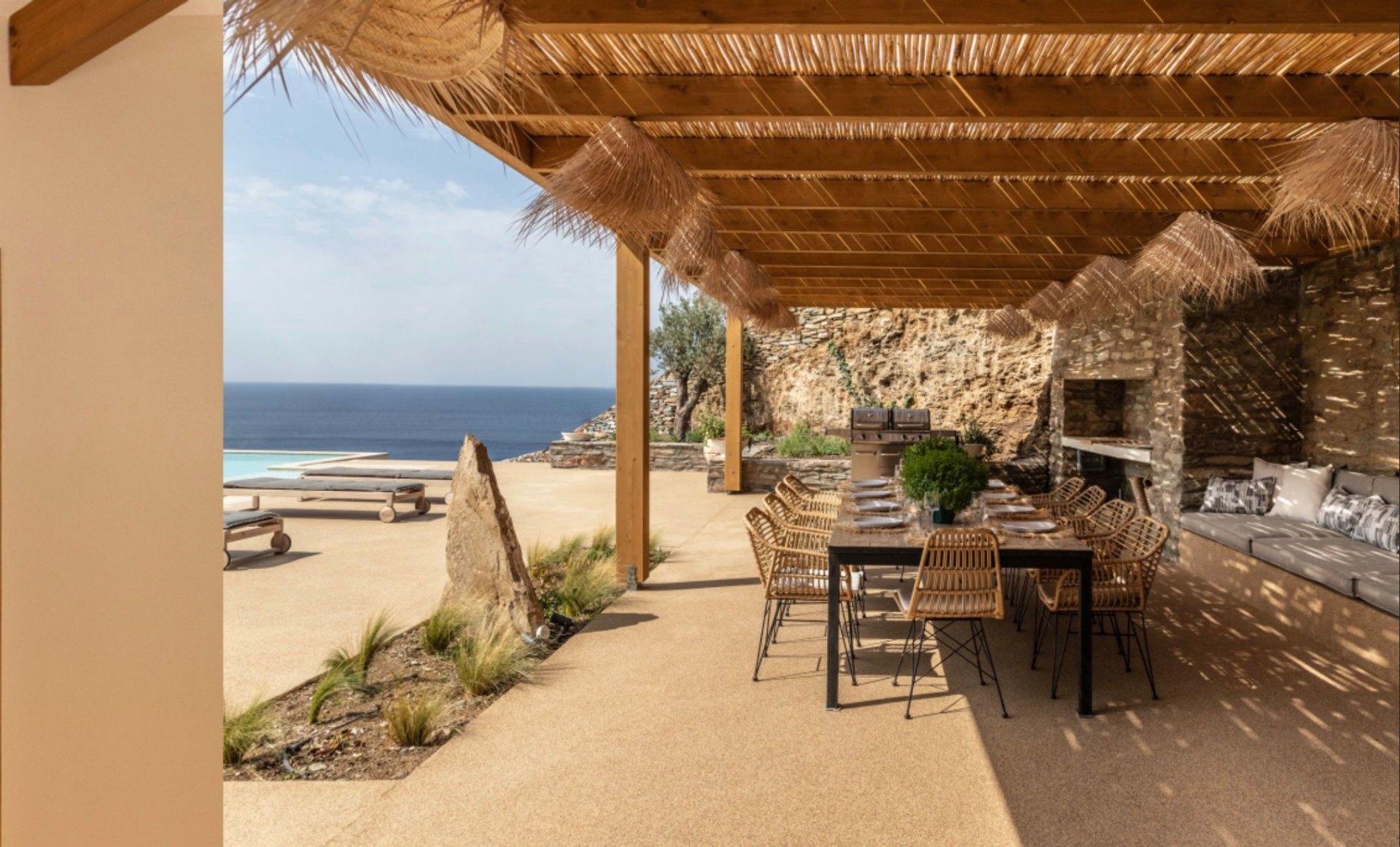 Table repas avec vue mer villa Naos Kéa