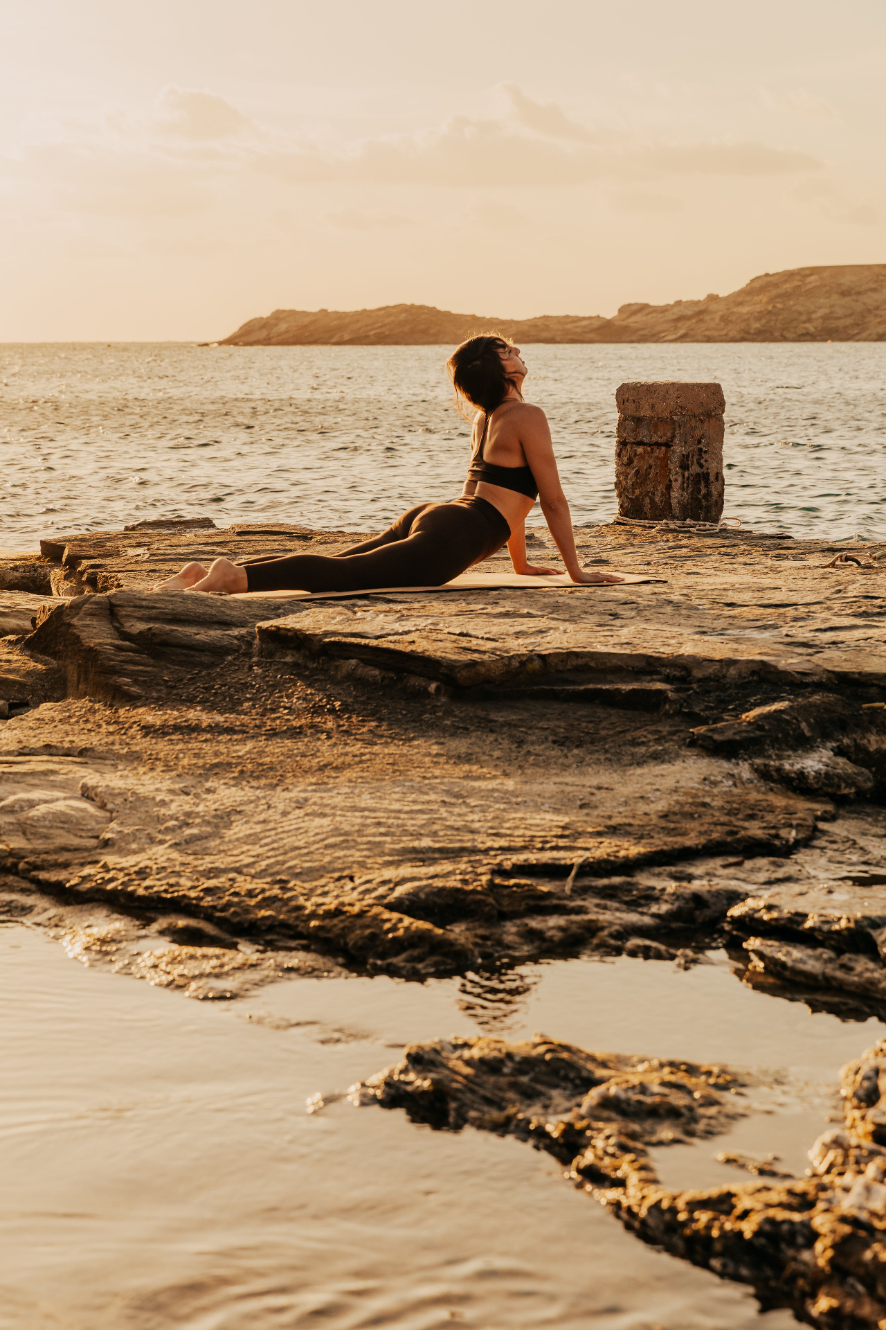 Yoga face à la mer Égée, île de Kéa