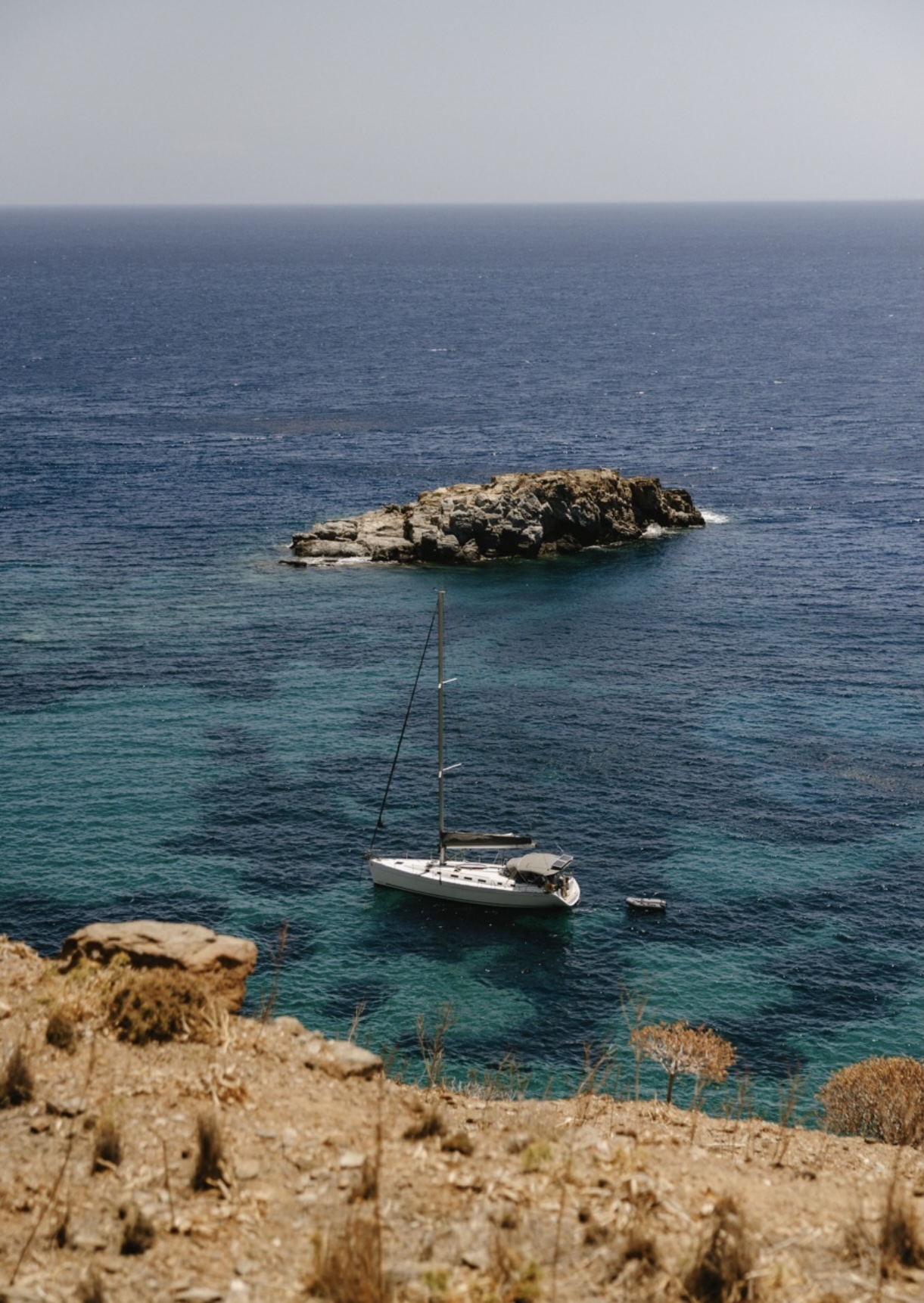 Voilier dans une crique turquoise de Kéa
