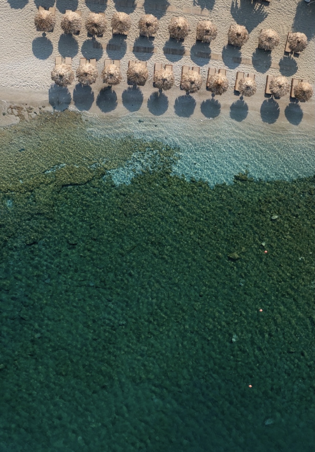 Plage de Kéa vue aérienne, parasols et eaux cristallines