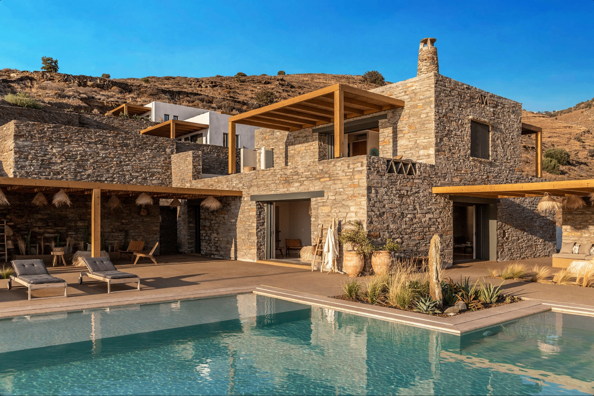 Extérieur en pierre et piscine — Villa Nāos, Kéa