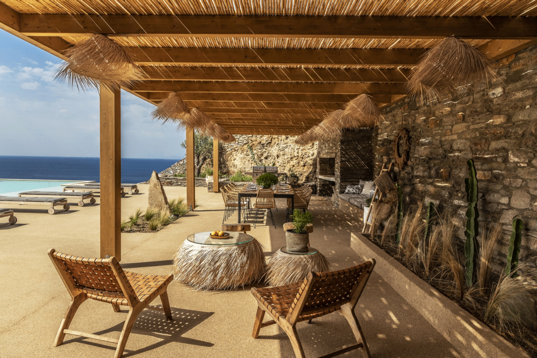 Pergola en bois, terrasse et vue mer — Villa Nāos, Kéa