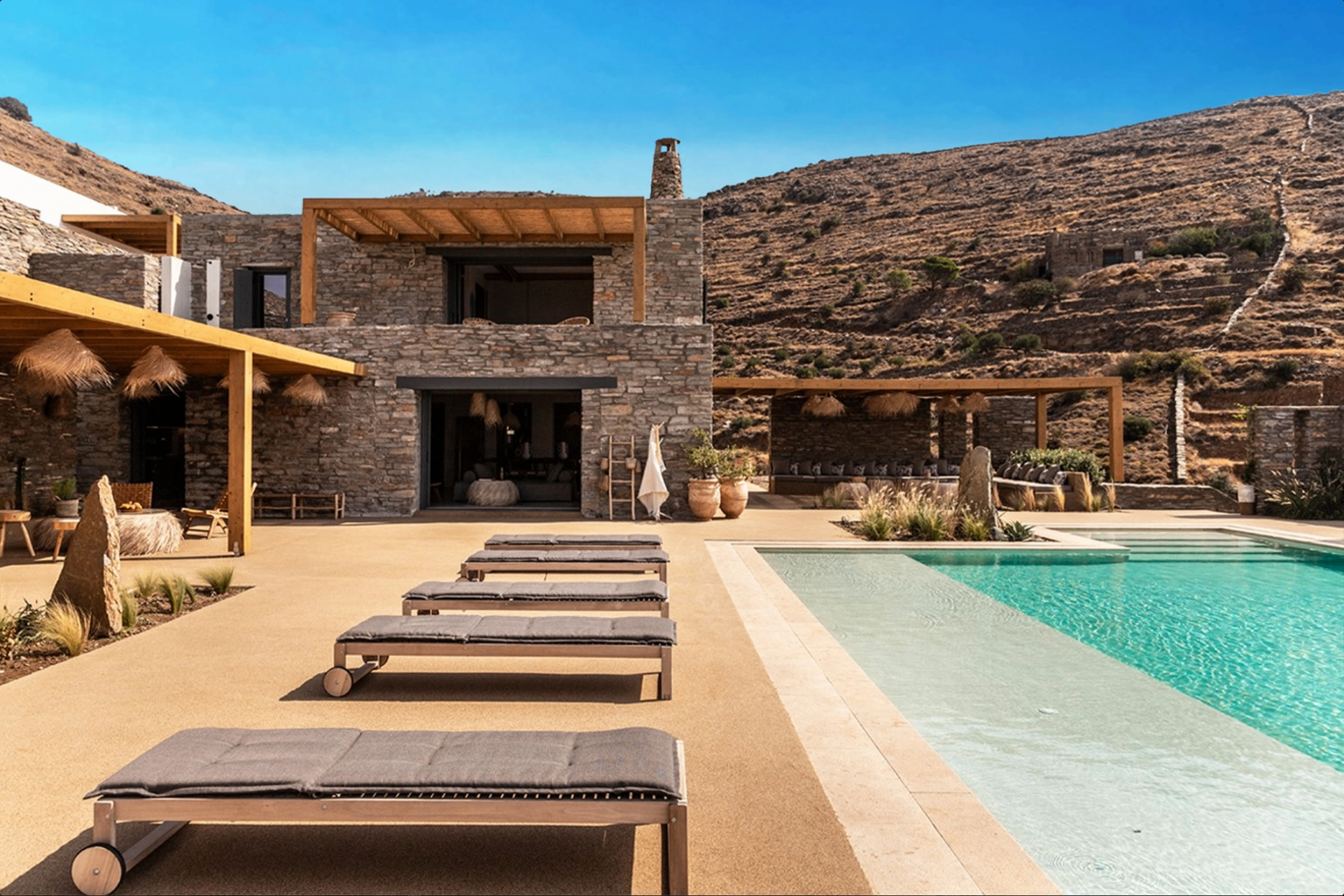Villa Nāos — piscine, transats et pergolas face à la colline, Kéa